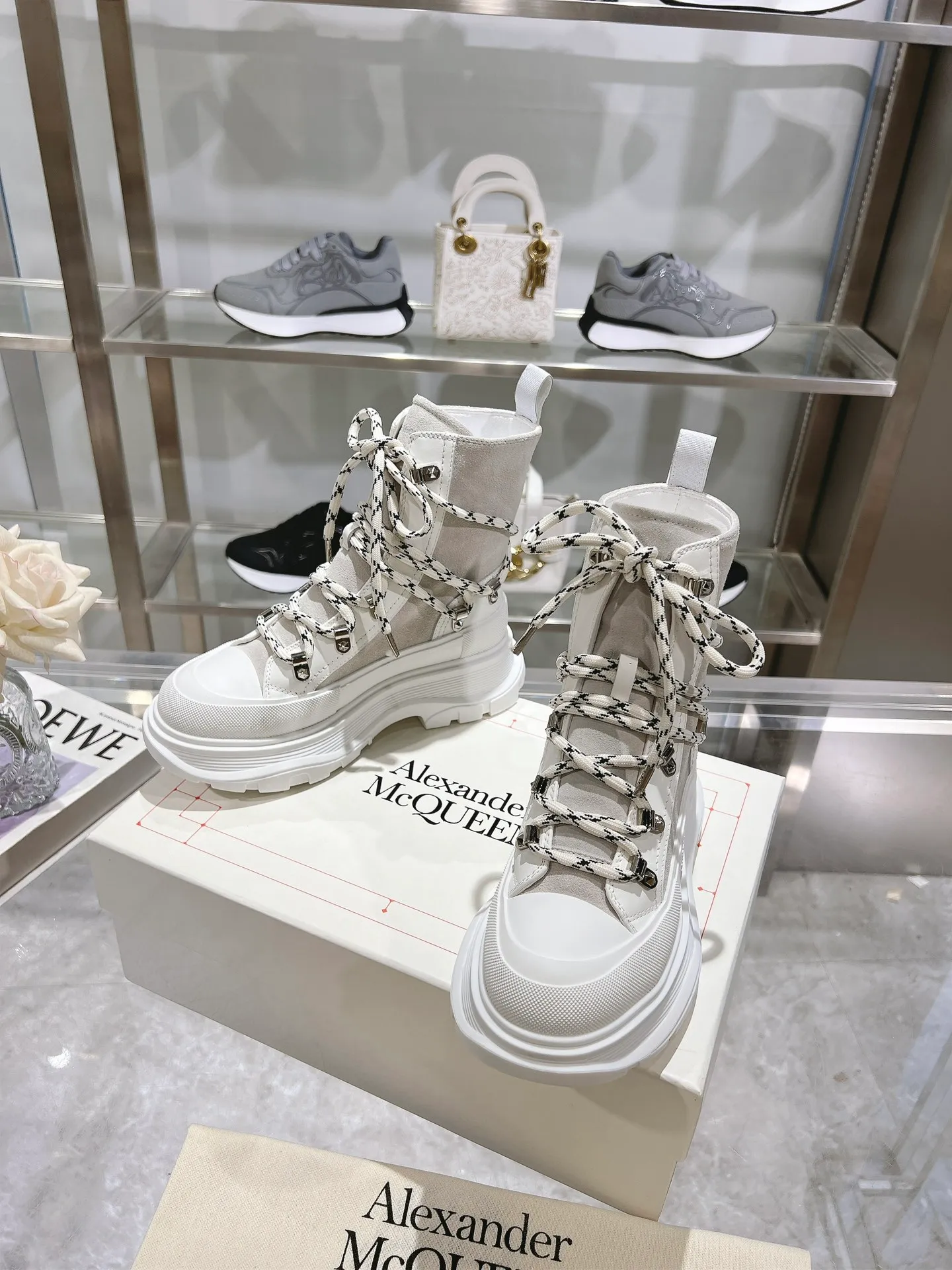 👟👟Ex-factory price 720👟👟 A lexander McQueen McQueen's latest thick-soled Martin boots, original 1:1 development, outsole original open-film TPU sole, fabric full-grain cowhide + high mercerized cowhide, lining sheepskin original hardware carabiner bottom height 5cm Size: #35-40 39-45